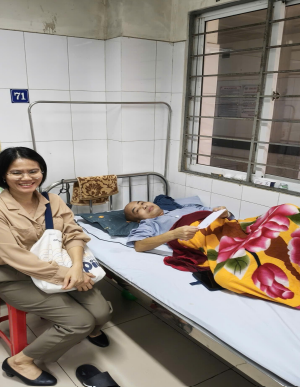 Chị Trần Thị Nhung trao tặng bệnh nhân